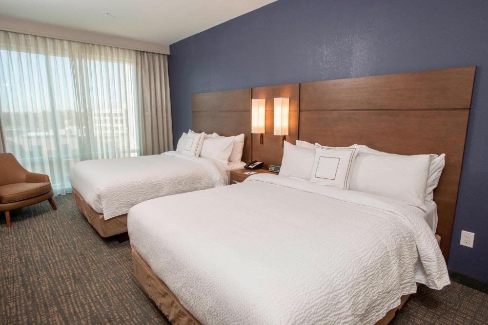 Deluxe Queen Suite interior